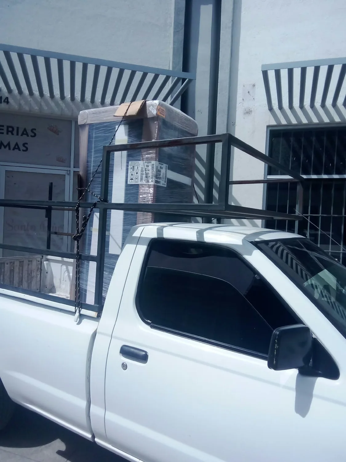 Camioneta de redilas durante un traslado