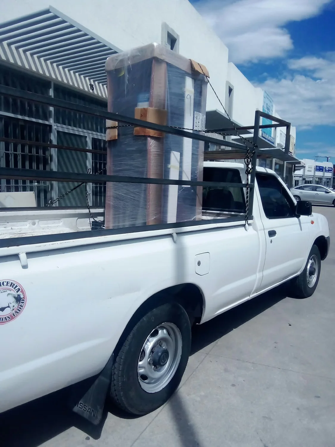 Unidad de redilas trasladando muebles y electrodomésticos