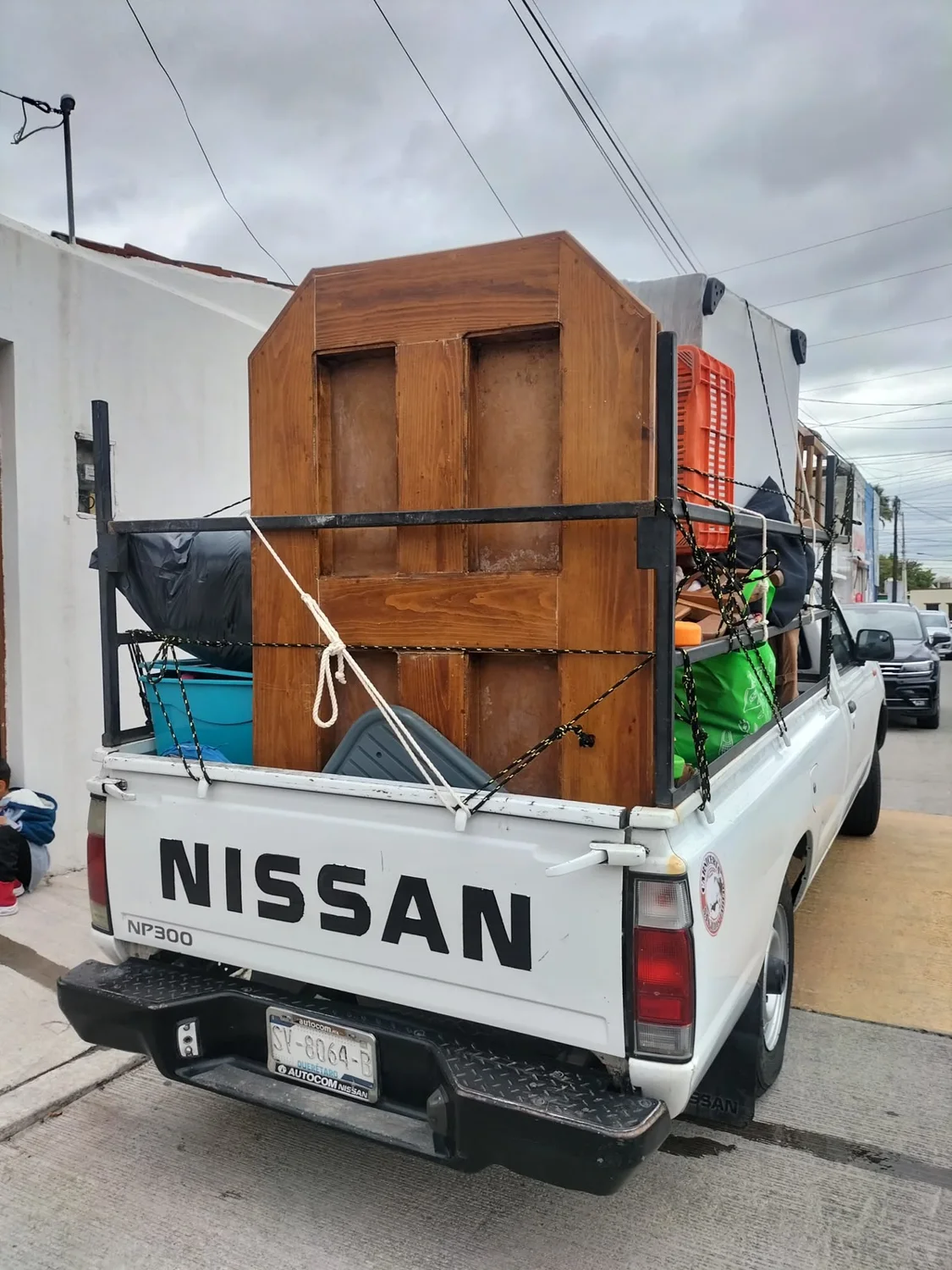 Carga de muebles acomodada en la unidad