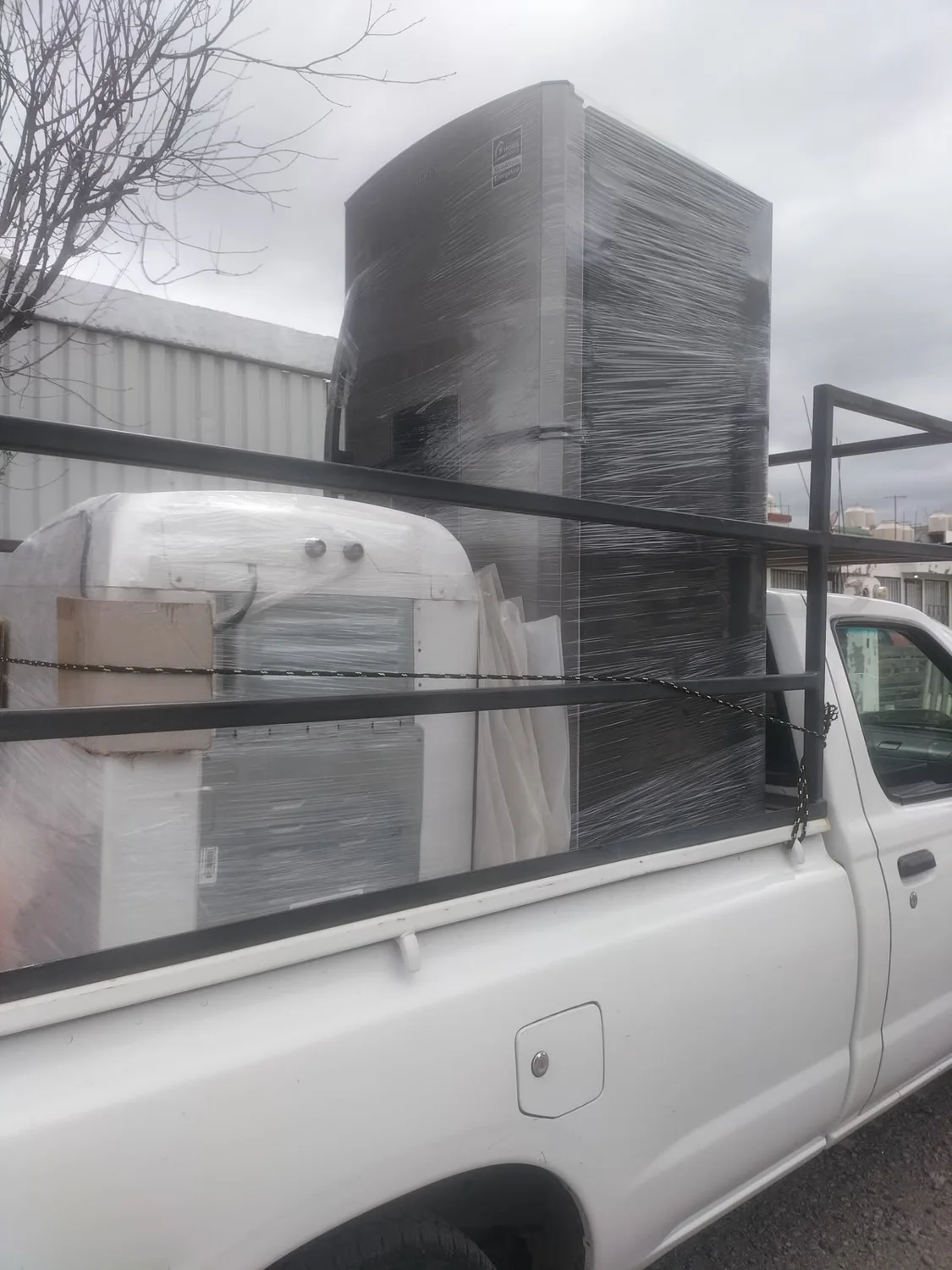 Carga de electrodomésticos en camioneta